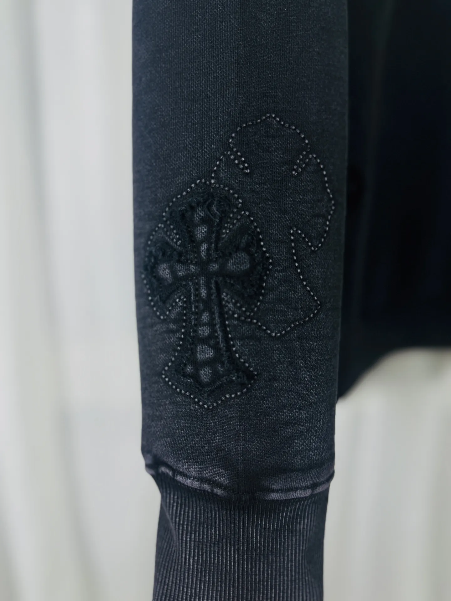 P260 top version, real shot without P, ​​different from market currency) 𝗖𝗵𝗿𝗼𝗺𝗲 𝗛𝗲𝗮𝗿𝘁𝘀/Cro Heart 2025 washed patch embroidery autumn and winter new original single counter American laser burnt 3D three-dimensional color embroidered couple casual sweatshirt 👑The highest version! Customized fabric 430g tripe terry fabric! American acid-washed and distressed original fabric laser burnt ✟appliqué embroidery and exquisite embroidery of letters! The best-selling model in the counter, very comfortable to wear. Accessories: original molded and authenticated collar label➕100% silk wash label. Genuine purchase-grade original hangtag➕matching hanging rope➕3D hanging beads➕original packaging bag. Craftsmanship: The original version has consistent wiring! The highest version of the armhole matching technique! Color: Pink Black Size: S M L XL Style No.: 9311
